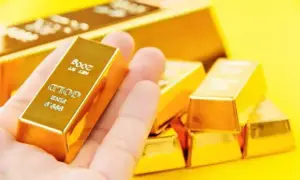 Gold falls on oil-driven inflation worries as US–Iran peace talks falter
