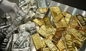 Gold price drops by Rs5,300 per tola in Pakistan